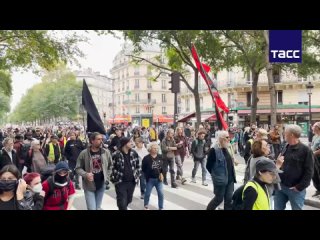 ▶️ Une manifestation contre les violences policières et le racisme a lieu à Paris. Comme le rapporte notre correspondant, une co