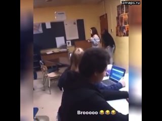 ️В Мичигане школьница во время конфликта бросила стулом в учительницу.   Сообщается, что педагога го