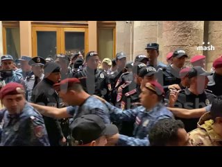 🇦🇲 Протестующие в Ереване обращаются к полиции с призывом не применять силу против народа