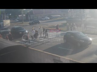 Видео с другого ракурса. Сегодня около 8 утра, мужчина  на автомобили Mazda  едва не задавил людей на пешеходном переходе. Мы об