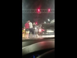 На светофоре на пекинке избивают водителя
