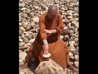 Шаолиньский монах демонстрирует железный палец