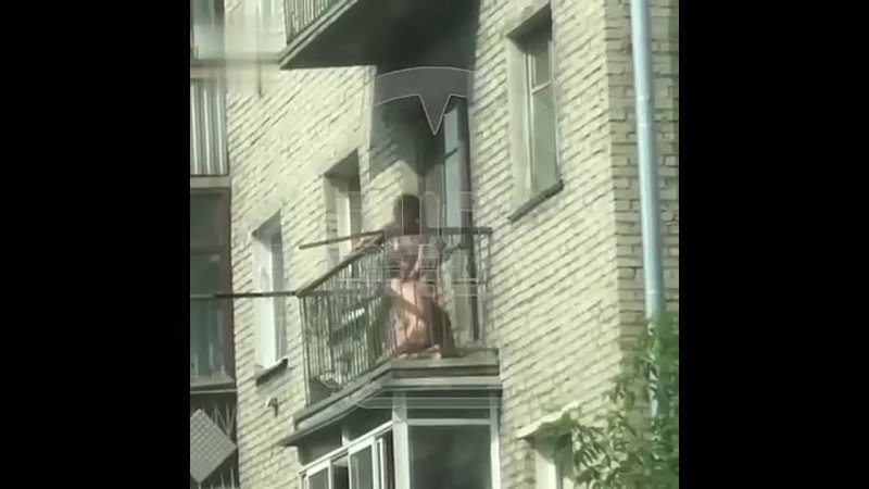 В Новосибирске голая женщина избивала голого мужика