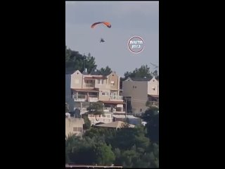 #СВО_Медиа #Военный_Осведомитель
Еще одно видео перелета боевика ХАМАС через границу на параплане.