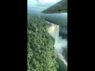 Водопад Кайетур, расположенный на реке Потаро в западной Гайане. Один из крупнейших водопадов в мире, высотой 226 метров.