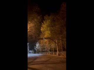По Краснознаменской на дороге возле больницы упало дерево, висит на проводах, в любой момент может упасть, будьте окуратнее