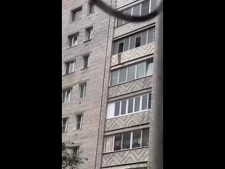 Жуткие кадры с малышом, висящим на краю балкона в Чите, засняли очевидцы