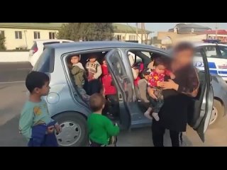 В Узбекистане задержали машину с 25 детьми внутри.