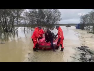 Спасатели МЧС помогли жителям Сахалина выбраться из затопленного автомобиля.