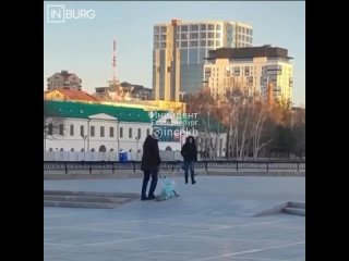 Выгуливает ребенка на поводке