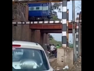 Железнодорожный переезд в Индии