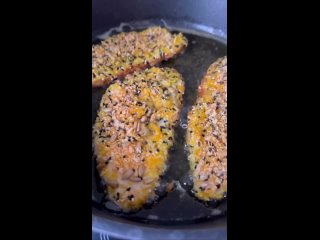 КУРИНЫЙ ШНИЦЕЛЬ В КУНЖУТНОЙ ПАНИРОВКЕ 
Ингредиенты:
▪️куриная грудка- 400-500 г;
▪️кунжут~ 40 г (смесь белого и... (видео)