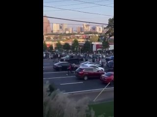 Несколько пешеходов пострадали, когда водитель пикапа пытался сбежать от полиции в Атланте, штат Джорджия