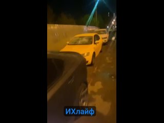 В подмосковном Красногорске пьяный дебошир побил лобовые стёкла 14 машин. Полиция устанавливает личность нарушителя, сообщили из