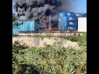 Крупный пожар в Новороссийске  горят деревянные паллеты на площади 1300 кв