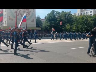 Только что на площади у фонтана Рота почетного караула закончила свое выступление под сопровождение оркестра Минобороны ПМР