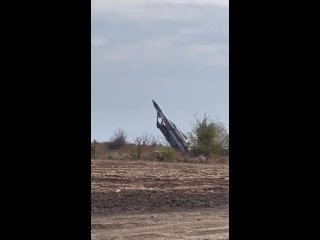 ️В сеть попали редкие кадры боевого пуска украинской зенитной ракеты комплекса С-200, переделанной для стрельбы по наземным целя
