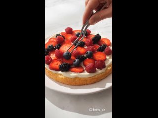 Сегодня на десерт бисквитный торт с ягодами