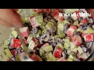 Салат с крабовыми палочками (ингредиенты указаны в описании видео)