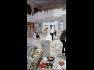 Невеста танцует под песню “Принцесса“, которую исполняет для неё Дашенька