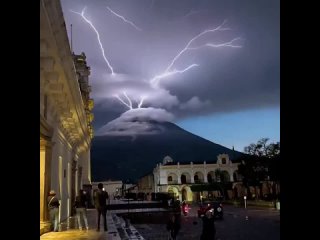 Восходящие удары молний над вулканом Агуа (Гватемала) 10 июля 2023