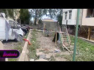 Жилые дома в Степанакерте подверглись обстрелу — квартиры вывернуты наизнанку после ударов, а в машинах выбиты стекла