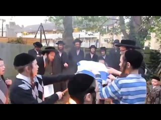 Los judíos queman la bandera israelí