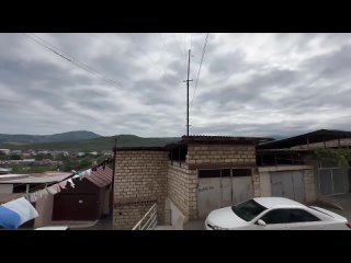 Армянские военные пытаются сбить азербайджанские БПЛА-камикадзе в небе над столицей непризнанной Нагорно-Карабахской республики