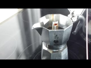 Как пользоваться гейзерной кофеваркой? Пошаговая инструкция.