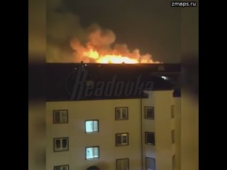 Жители соседних домов запечатлели пожар в Тобольске — огонь не успел перекинуться на другие здания,