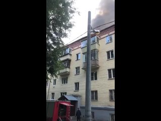 Пожар в жилом доме в подмосковном Красногорске | Пострадал пожарный
