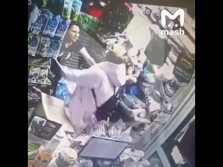 Женщина избила продавца за отказ обслуживать ее после закрытия