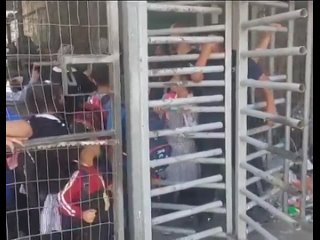 🇮🇱🇵🇸Niños palestinos que iban de camino al colegio son detenidos en un punto de control militar por los soldados de ocupación si