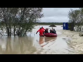 На Сахалине спасатели МЧС России помогли выбраться пассажирам из затопленного автомобиля