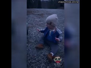 Мужчина снимал своего ребенка на камеру, как тот игрался со своей машинкой. Когда внезапно они услыш
