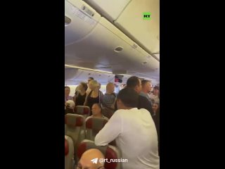 Пассажиры застряли в самолёте и несколько часов не могут вылететь из Сочи в Москву
