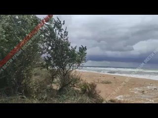 На Азовском побережье Крыма в районе села Золотое погода как на полотнах Айвазовского. Ветер буквально валит с ног и вырывает из