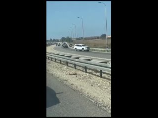 Евреи ведут бой с палестинцами на дороге возле Ашкелона. В это время на дороге куча гражданских