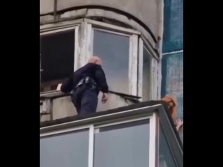 Полицейский спас обнаженную девушку с 15-го этажа