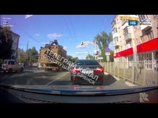 В Брянске водитель мусоровоза оборвал троллейбусные провода
