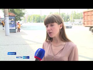 В Барнауле 15-летняя девочка спасла парня на остановке.