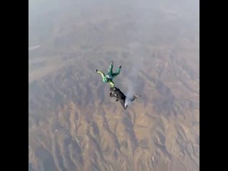 Бесстрашный мужик прыгнул без парашюта