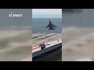🇷🇺En las redes está circulando un vídeo que muestra el extraño aterrizaje de un avión de combate Sujoi Su-37, de fabricación rus