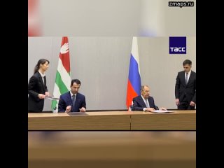 Министр иностранных дел России Сергей Лавров и глава МИД Абхазии Инал Ардзинба подписали планы конс
