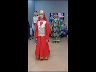 Мастер - класс по таджикскому танцу в библиотеке на Благодатной ул д 20.