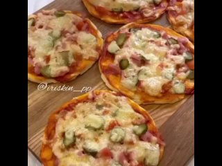 МИНИ ПИЦЦА НА ТВОРОЖНОМ ТЕСТЕ 🍕 
 
Ингредиенты: 
для теста: 
- Брикетный творог-400 гр 
- Яйца-2 Шт 
- Мука (у... (видео)