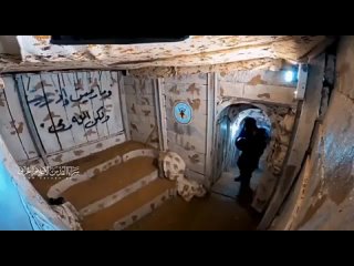 Хамас показали свои подземные склады с боеприпасами. Тоннели идут глубоко под землей, все забетонировано. Соответственно, что та