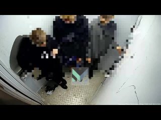 В Краснодаре юные вандалы обезобразили кабину лифта и сломали камеру