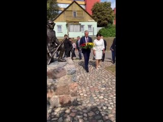 Президент Литвы возложил цветы к памятнику в честь нацистского преступника