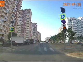 В Краснодаре заметили двух сорванцов, которые на спор перебегают дорогу перед едущим автомобиле